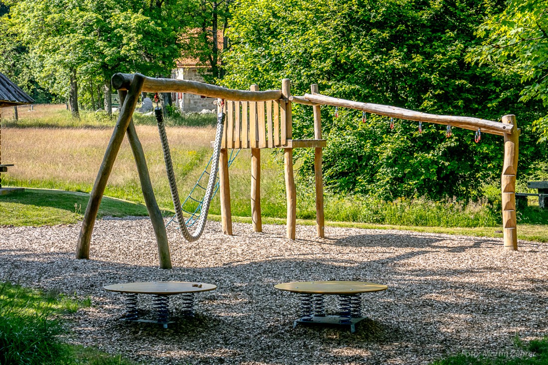 Foto: Martin Zehrer - Aufgepasst Kinde... auch ein Spielplatz wartet beim Waldhaus auf Euch. Rumturnen, klettern, springen oder den Hirschen nebenan anschauen - Hier ist alles möglich 