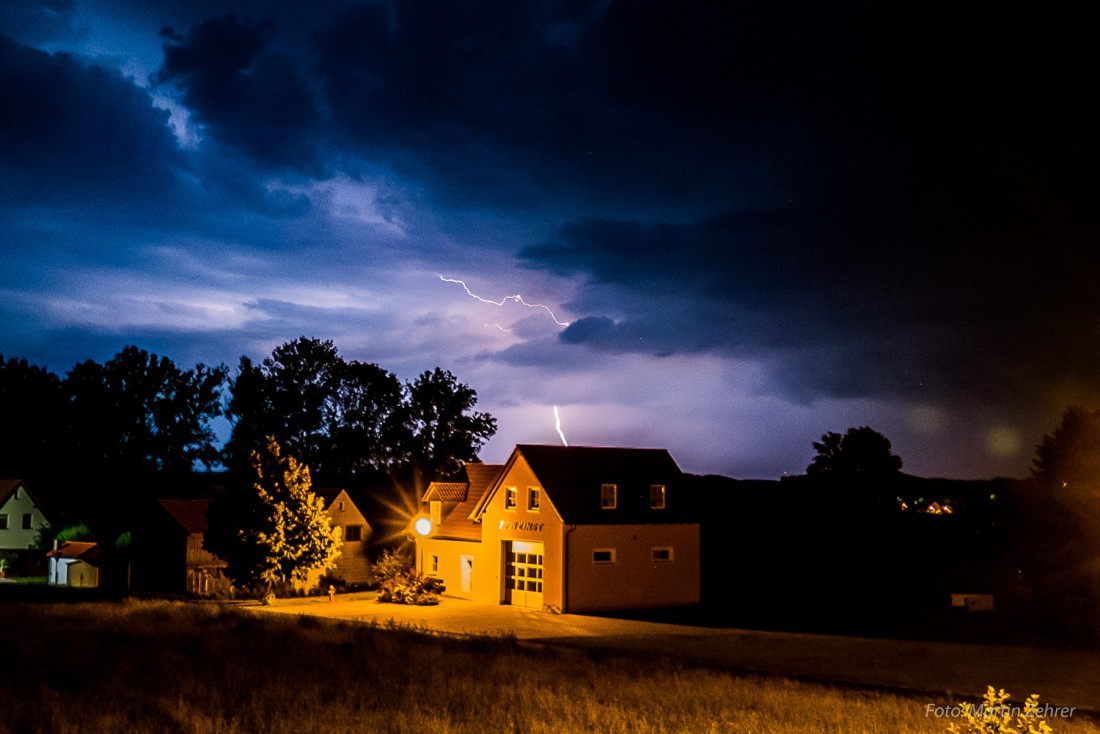 Foto: Martin Zehrer - Feuer übern Feuerwehrhaus von Zinst :-) Das Gewitter vom 7. Juli 2015 brachte uns zum staunen.  