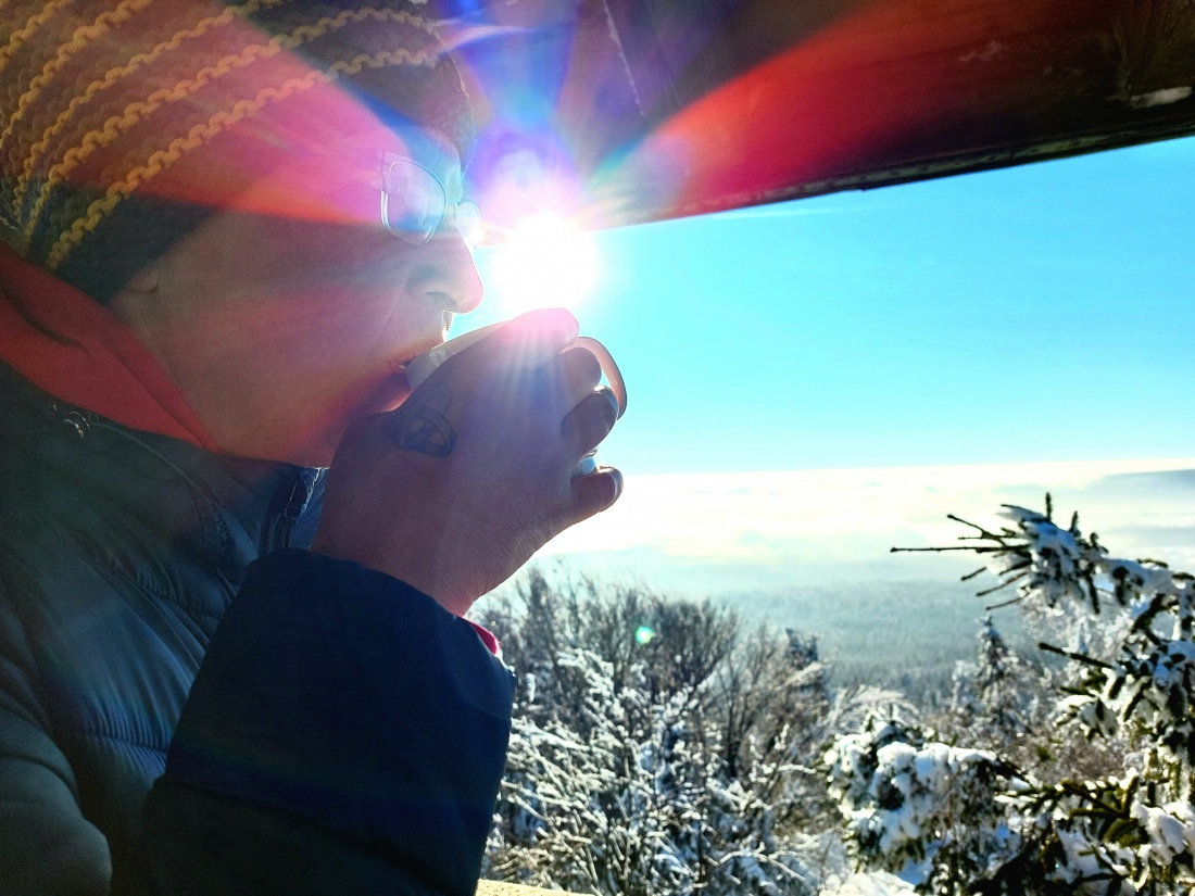 Foto: Martin Zehrer - Kösseine-Wanderung in den Sonnen-Himmel hinauf!<br />
Seit Tagen und Wochen herrscht trübes bzw. nebeliges Wetter. Am Freitag, den 14. Januar 2022 packte mein Mäuschen den Ruc 