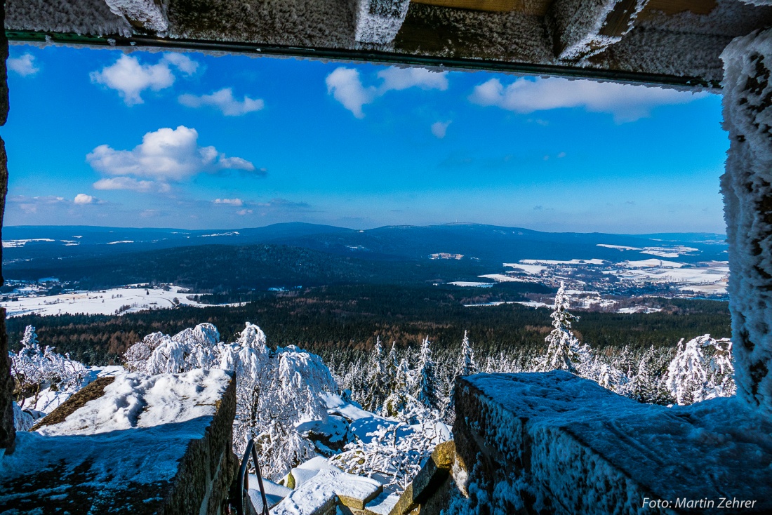 Foto: Martin Zehrer - 14. Februar 2018<br />
<br />
Oben auf dem Kösseine-Turm, der Blick ins weite Fichtelgebirge...<br />
<br />
Ganz hinten ist der Schneeberg und der Ochsenkopf zu erkennen.  