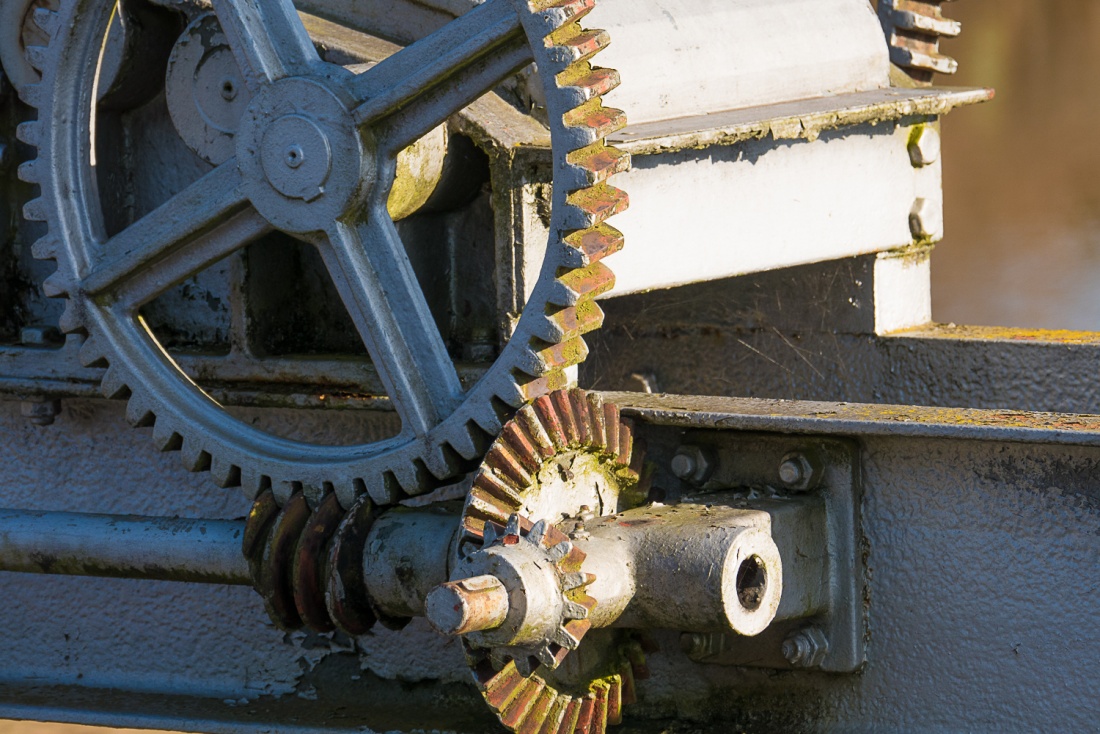 Foto: Martin Zehrer - Schnecke und Zahnräder der Wehranlage am kemnather Stadtweiher. Über diese Mechanik wird die Durchflussmenge das Ablaufwassers des kemnather Stadtweihers reguliert. 