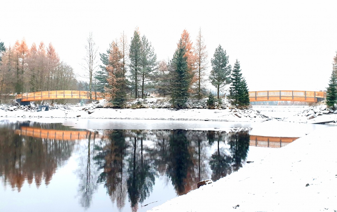 Foto: Martin Zehrer - Zwei neue Brücken erstrecken sich über den Fichtelsee...<br />
<br />
Heute, 27.12.2021, hatte es schon einwenig Schnee... 