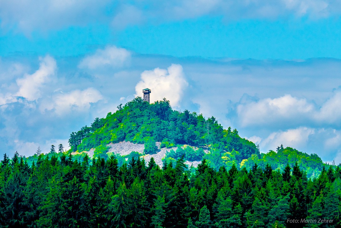 Foto: Martin Zehrer - Der Rauhe Kulm von Scheckenhof bei Neustadt am Kulm aus fotografiert. Gut zu erkennen die Geröllsteine am Hang des ehemaligen Vulkankegels.<br />
<br />
2013 wurde der Rauhe Kulm b 