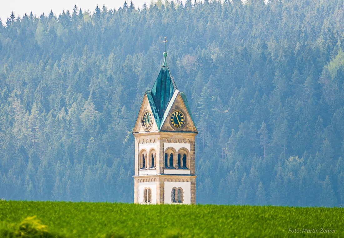 Foto: Martin Zehrer - Der Kirchturm der neoromanischen katholischen  Kirche St. Johannes in Mehlmeisel, erbaut 1906/07 und erweitert 1951/52 