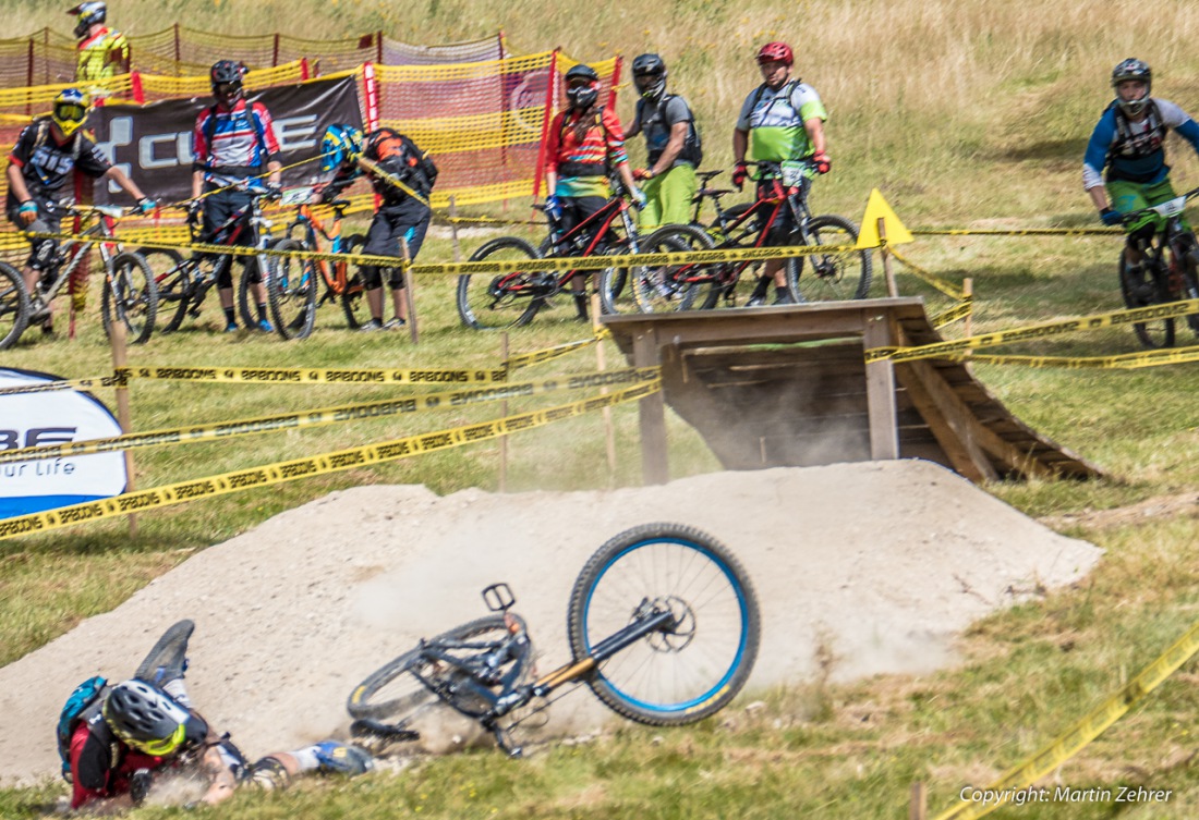 Foto: Martin Zehrer - Mountainbikerennen am Ochsenkopf<br />
<br />
Nur ein wenig unkontrolliert abgesprungen und entsprechend nach der Schanze gelandet. Der Fahrer schlug hart auf, aber hatte Glück! 