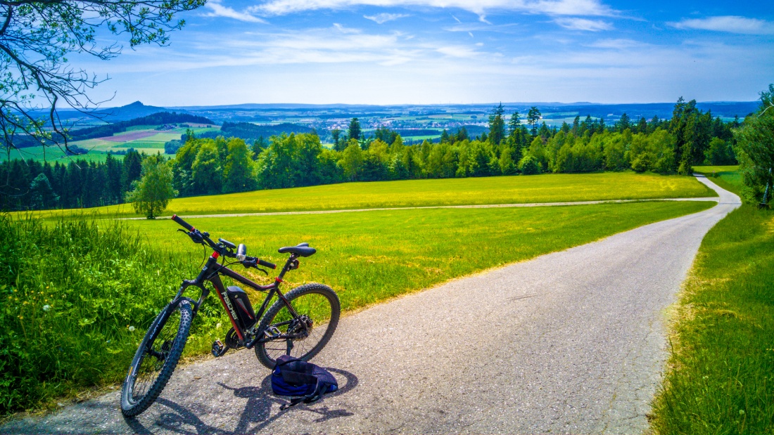 Foto: Martin Zehrer - E-Radtour mit Blick ins kemnather Land. Das Wetter war heute, am 28. Mai 2017, traumhaft. Der Aussichtspunkt liegt zwischen Neusteinreuth und Godas... 