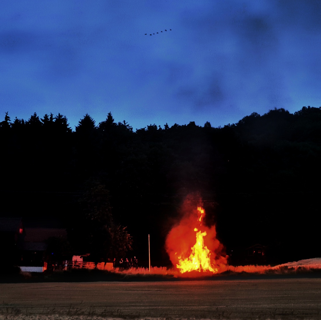 Foto: Jennifer Müller - Schon von weitem sieht man das große Feuer hell lodern. Oben am "Hügel" neben dem Clubhaus des MCS leuchtet es weit hinein ins dämmrige kemnather Land.  