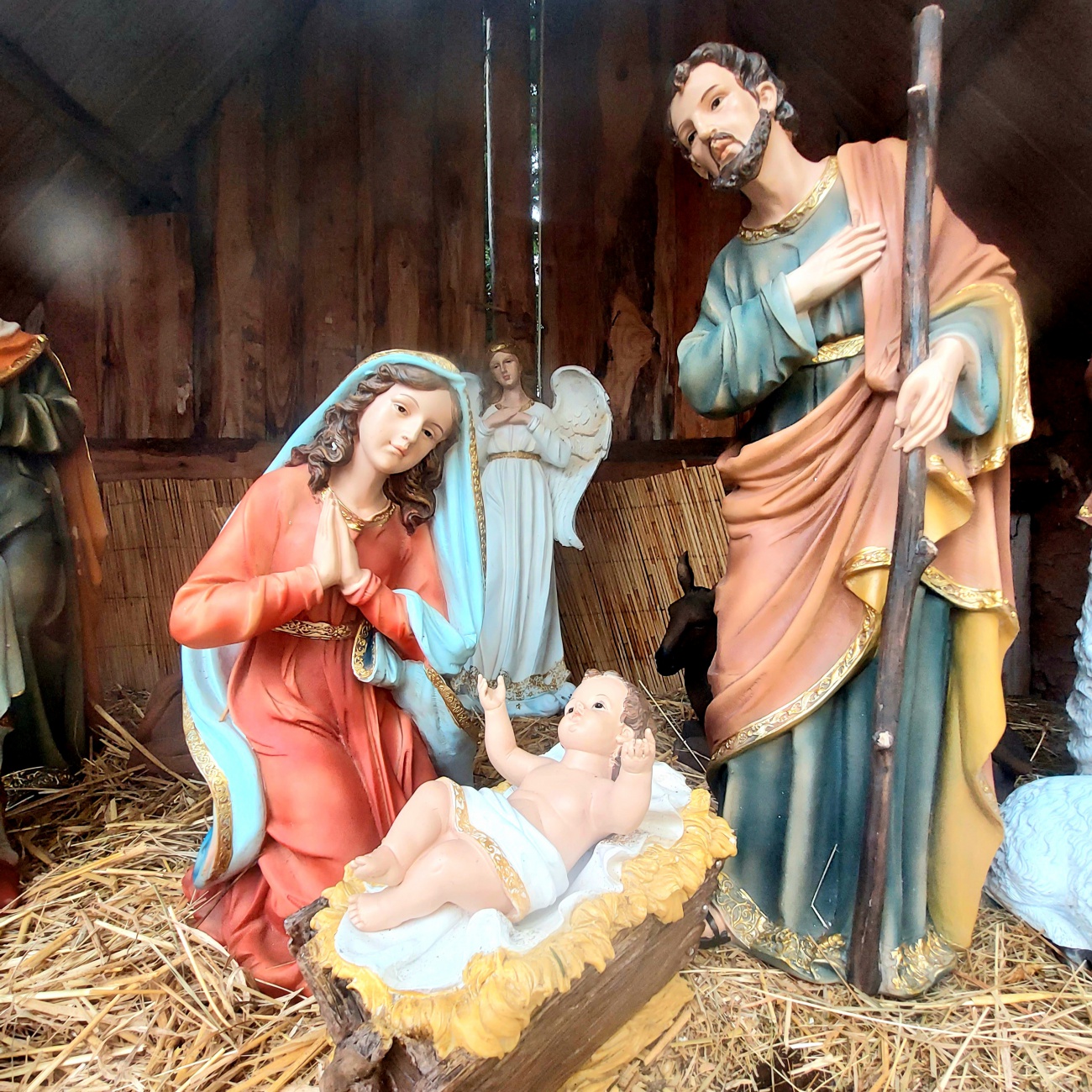 Foto: Martin Zehrer - Grippen-Figuren der Grippe unterm Weihnachtsbaum vom kemnather Stadtplatz. 