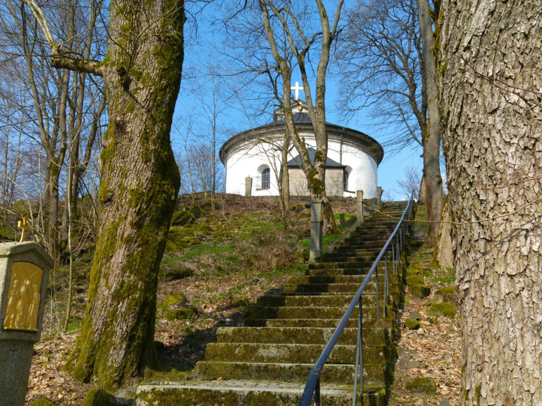 Foto: Martin Zehrer - Die Wallfahrtskirche auf dem Armesberg. Von dieser Seite aus kann man die Kirche über den Treppen-Aufstieg erreichen... 
