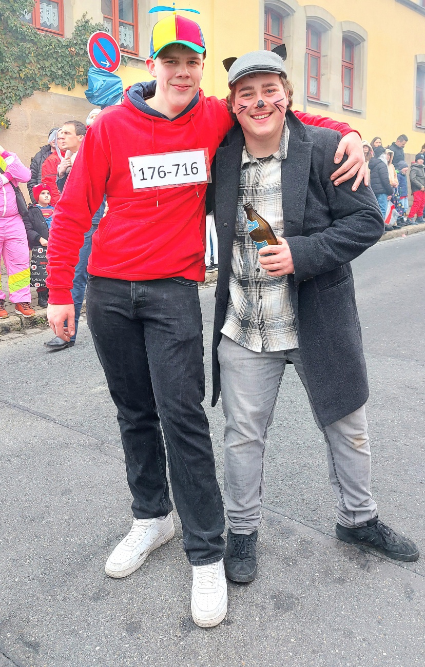 Die linke Person ist ein Panzerknacker, die rechtstehende Person hat einen uralten Mähdrescher zuhause! 

Getroffen auf dem Faschingszug Pressath 2026