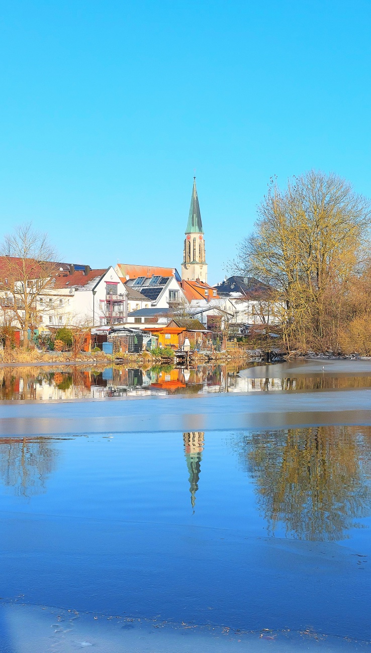 Foto: Martin Zehrer - Die kemnather Kirche spiegelt sich im Wasser des Stadtweihers. 