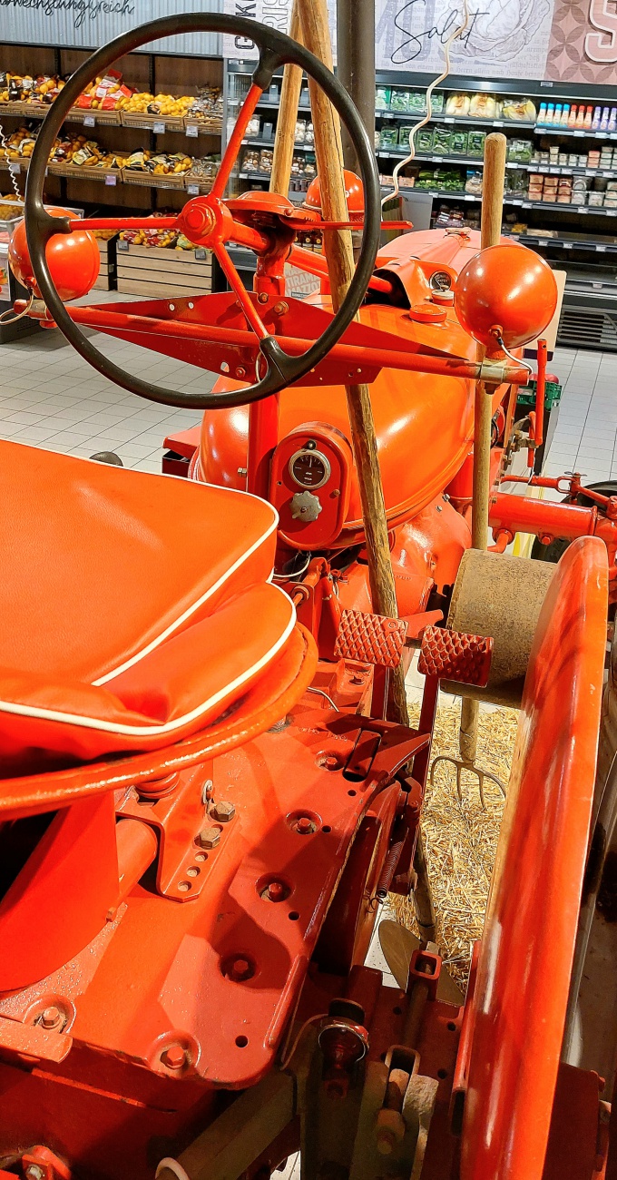 Foto: Martin Zehrer - Ein MC Cormik FARMALL steht in einm Edeka Supermarkt in Tirschenreuth  