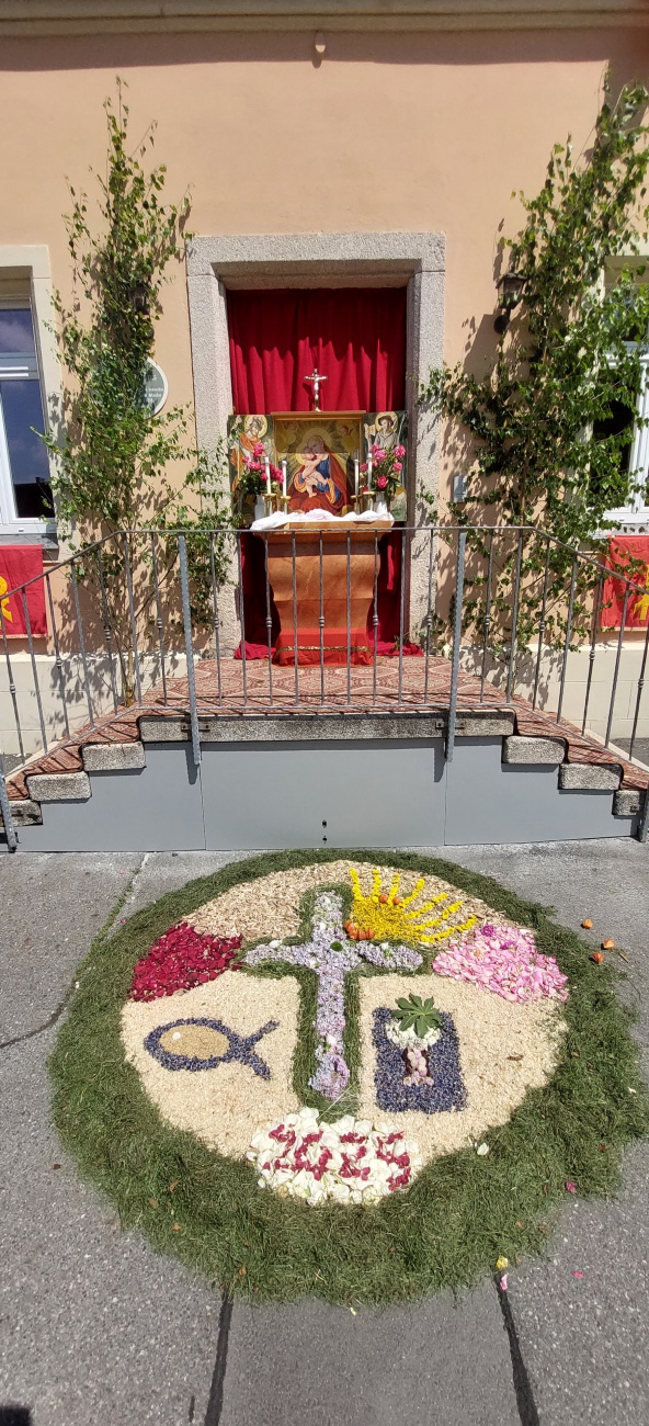 Foto: Martin Zehrer - Der Fronleichnams-Altar an der Mädchenschule in Kemnath.<br />
<br />
Der wunderschön gestaltete Altar am Gsellnhaus in Kemnath.<br />
<br />
Fronleichnam in Bayern: Ein Fest des Glaubens un 