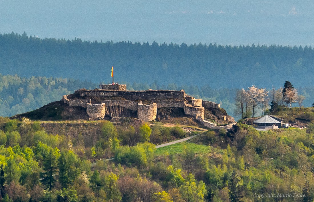 Foto: Martin Zehrer - Die Burgruinen auf dem Schloßberg bei Waldeck. Fotografiert wurde dieses Bild von der Terrasse des Mesnerhauses auf dem Armesberg aus. Wer ein interessantes Wanderziel su 