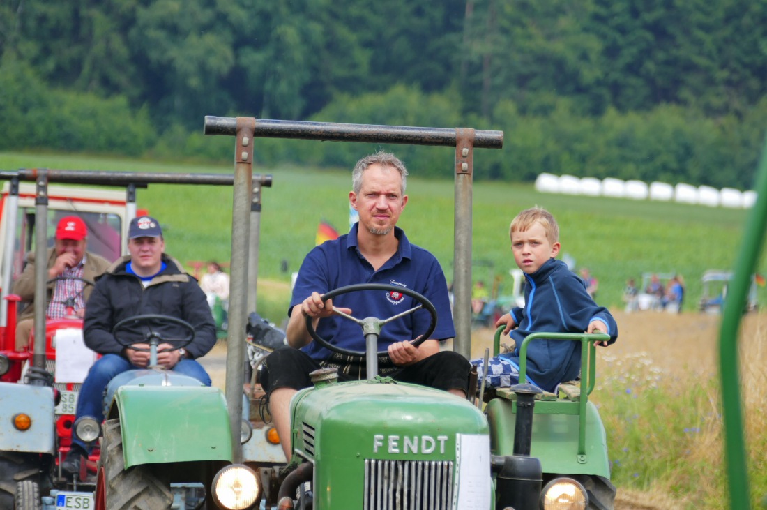 Foto: Martin Zehrer - Traktortreffen 2016 in Oberwappenöst<br />
Trotz Regen am Vormittag kamen an diesem Sonntag ca. 120 Oldtimer-Bulldogs und unzählige Besucher. Zum Mittag hin klarte das Wetter  