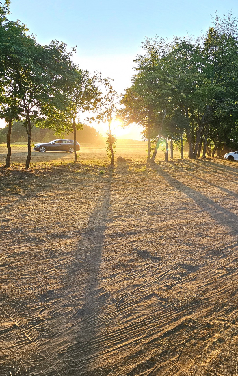 Feierabend - ein Tag endet.

37 Grad war es heute heiß... was für ein wunderbarer Sommertag, was für ein Wetter!