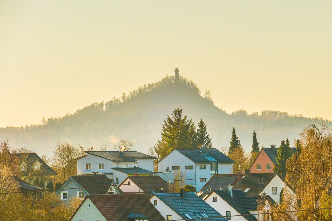 Foto: Martin Zehrer - Imposant... Der Vulkankegel Rauher Kulm erhebt sich hinter Kemnath. 
