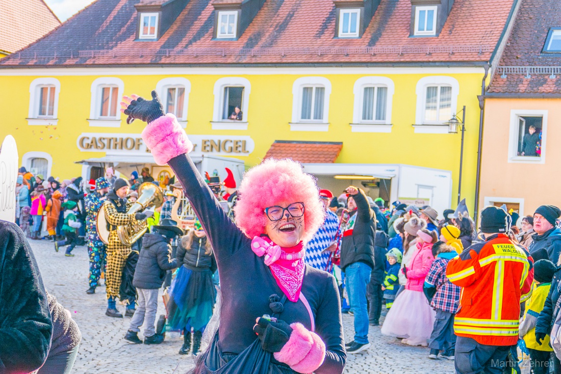 Faschingszug durch Waldeck 2026 - WCV Helau!!!

Am 15. Februar 2026 war es wieder soweit. Tausende Besucher jubelten den Narren zu, das Wetter wurde wie bestellt, wunderschön. Die Sonne strahlte und alle Menschen waren voller Faschings-Laune. WCV Helau!!!!
