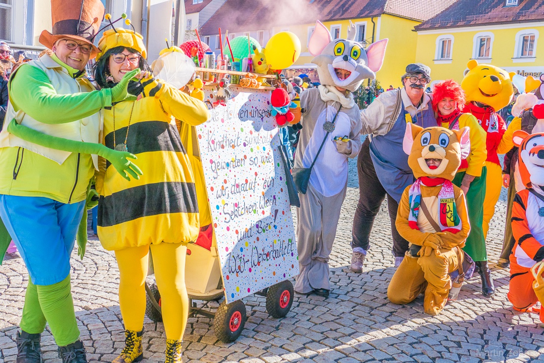 Faschingszug durch Waldeck 2026 - WCV Helau!!!

Am 15. Februar 2026 war es wieder soweit. Tausende Besucher jubelten den Narren zu, das Wetter wurde wie bestellt, wunderschön. Die Sonne strahlte und alle Menschen waren voller Faschings-Laune. WCV Helau!!!!
