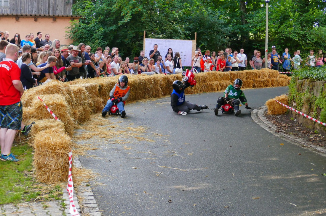 Foto: Martin Zehrer - Genial - Die legendären Bobbycar Meisterschaft in Preißach. <br />
"Den of Vice" veranstaltete heute das 3. Bobbycar-Rennen durch die Ortschaft Preißach. <br />
Zig Starter rasten  