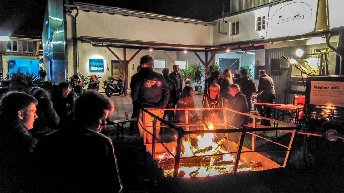 Foto: Martin Zehrer - Lagerfeuer beim Laverda-Treffen in Trabitz... 