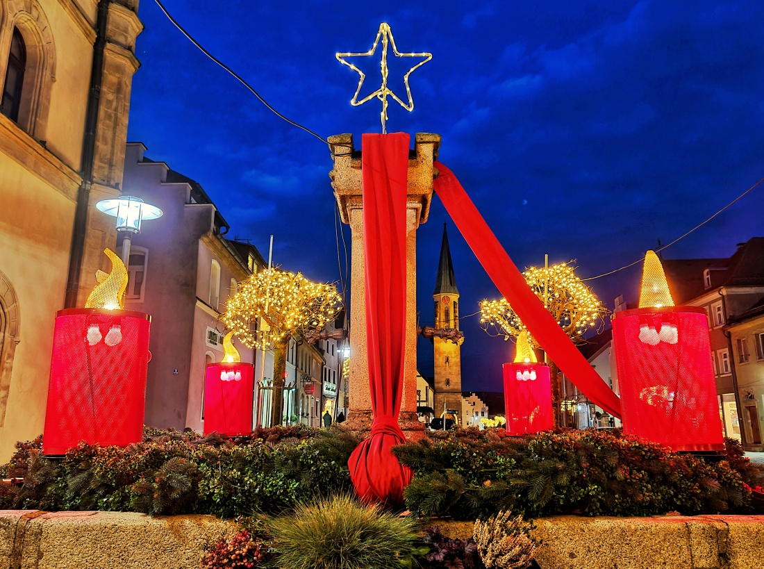 Foto: Jennifer Müller - Stimmungsvolles, weihnachtliches Kemnath. <br />
Der Adventskranz-Brunnen mit der Stadtpfarrkirche im Hintergrund.  