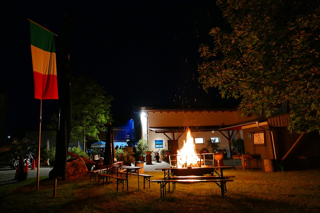 Foto: Martin Zehrer - Die Ruhe vor dem Sturm... Bereits am Freitag wurde  das Lagerfeuer angeschürt... Die LAVERDA-FAHRER sitzen noch in der Halle und gucken als die Ersten den LAVERDA-FILM im 