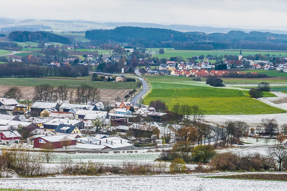 Foto: Martin Zehrer - 19. November 2017, der Blick von oben:<br />
<br />
Hier gut zu erkennen. Die Schnee-Grenze liegt ziemlich genau auf der Höhe von Zinst. In Kulmain und kemnather Land liegt kein Sc 