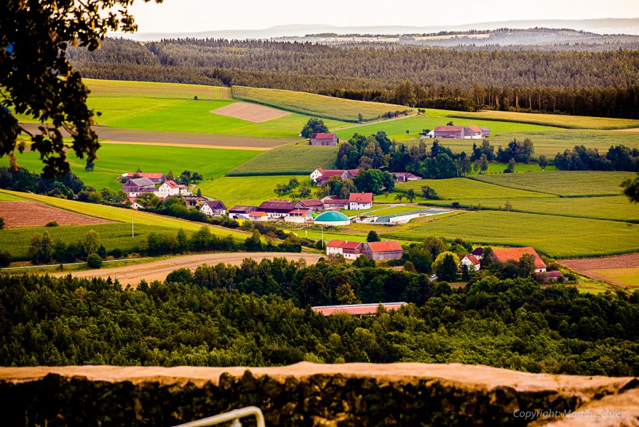 Foto: Martin Zehrer - Auf dem Schloßberg bei Waldeck in der Oberpfalz. Eine himmlische Aussicht in eine bezaubernde Landschaft. Wer hier noch nicht war, hat nur die halbe Oberpfalz gesehen. Un 