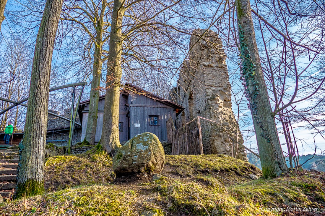 Foto: Martin Zehrer - Gut zu erkennen: Die Mauerreste der Burg in Neuhaus und daneben ein Teil der Naturbühne. 