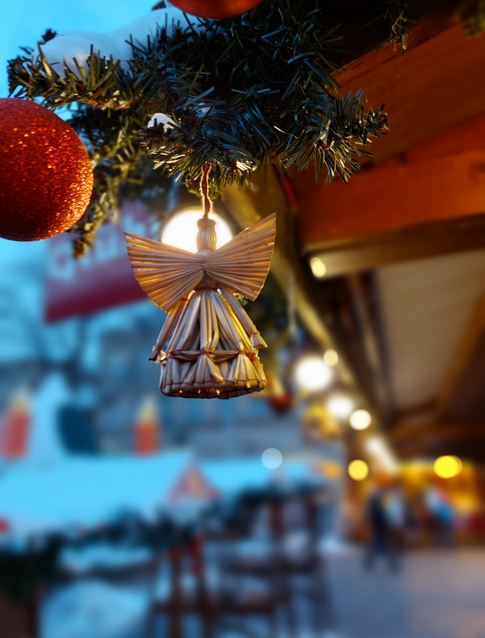 Foto: Martin Zehrer - Engel im Licht - Weihnachtsmarkt in Bayreuth... 