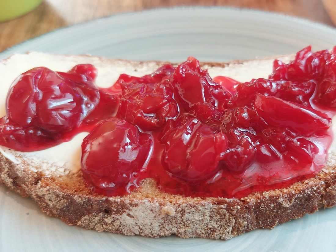 Foto: Martin Zehrer - Kirschmarmelade aus albenreuther Kirschen selbst eingekocht. Schmeckt vorzüglich auf dem Butterbrot!!!  