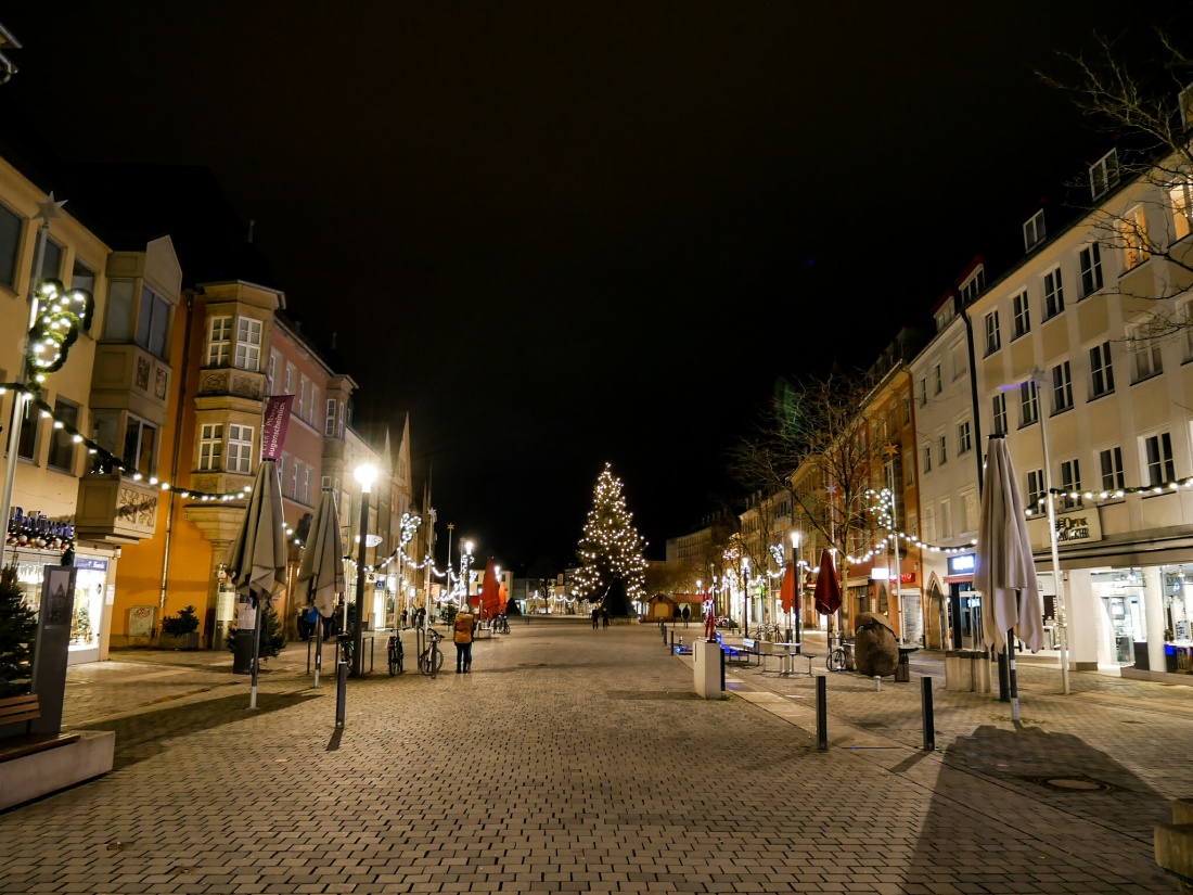 Foto: Martin Zehrer - 7. Januar 2018, noch strahlt die Weihnachtsbeleuchtung durch die Fußgängerzone in Bayreuth... 