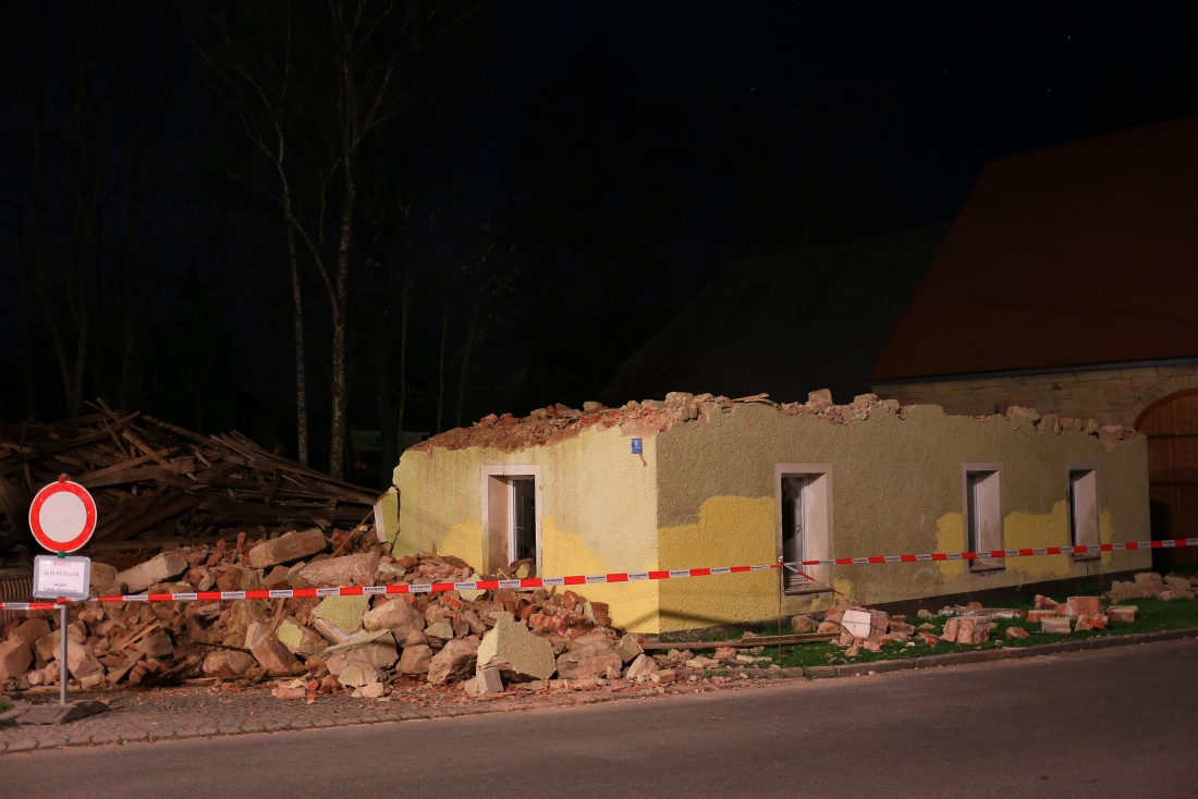 Foto: Martin Zehrer - Ein Teil stand noch. Dieses Bild stammt vom 6. April 2014, der Tag, an dem die ehemalige Knabenschule in Kemnath zum Teil schon abgerissen war. 