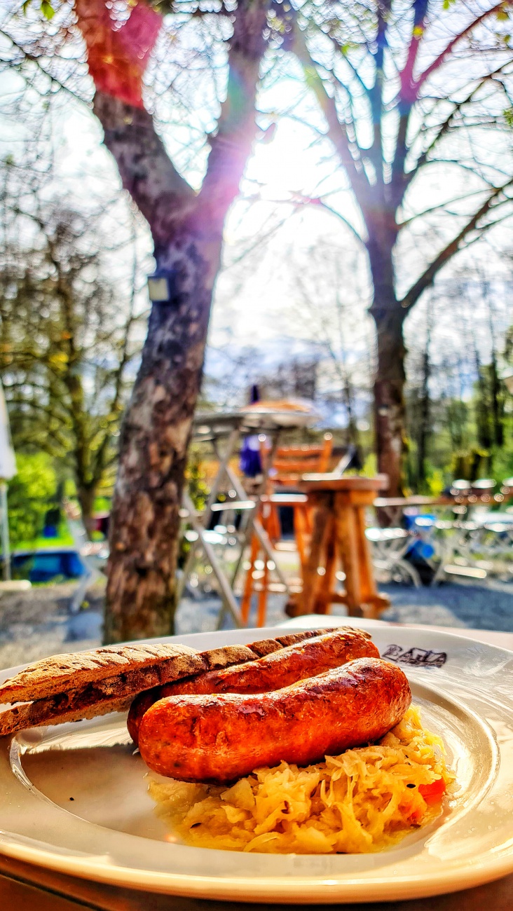 Foto: Jennifer Müller - Bratwürste in the sun ;-)<br />
Traumhafter Frühlings-Biergarten-Schmaus in der Tauritzmühle  