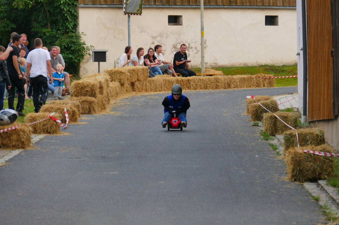 Foto: Martin Zehrer - Genial - Die legendären Bobbycar Meisterschaft in Preißach. <br />
"Den of Vice" veranstaltete heute das 3. Bobbycar-Rennen durch die Ortschaft Preißach. <br />
Zig Starter rasten  