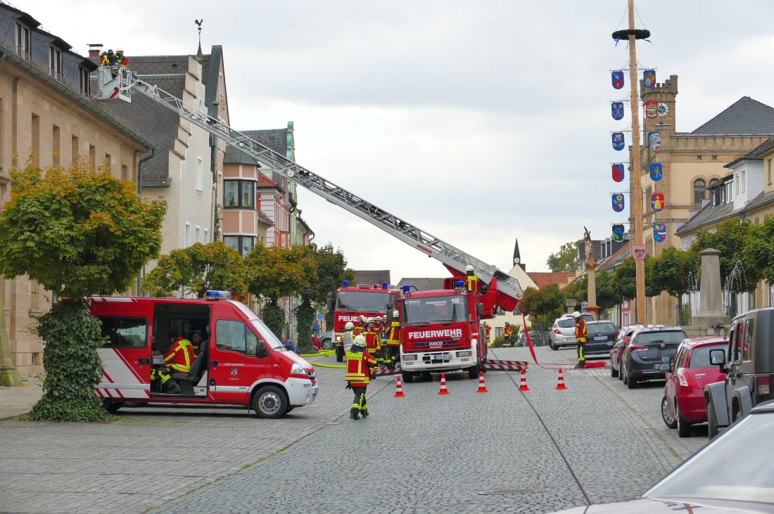 Foto: Martin Zehrer - Feuerwehr-Einsatz mitten in Kemnath am Rathaus. Übung oder echt? 