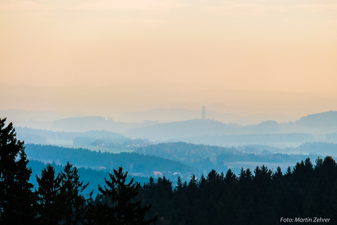 Foto: Martin Zehrer - 5. November 2017 - Am Horizont ist eher Nebeliges und der Bohrturm bei Windischeschenbach zu sehen.<br />
<br />
Unter dem  Bohrturm befindet sich das Bohrloch mit der Hauptbohrung 