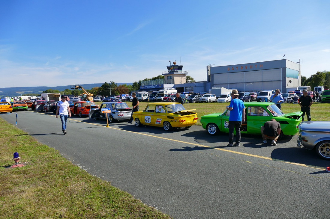 Foto: Martin Zehrer - Startaufstellung...<br />
<br />
Flugplatz-Slalom des MSC-Sophiental. Bestes Wetter, top Teilnehmer, fairer Motorsport Nähe Bindlach! 