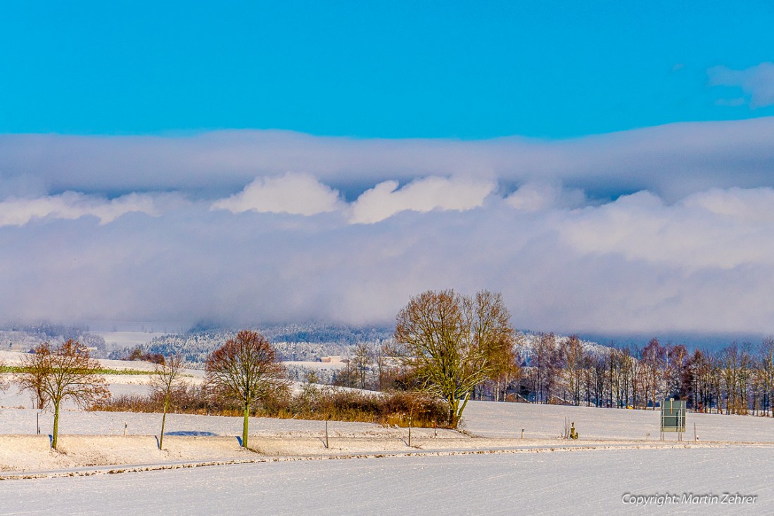 Foto: Martin Zehrer - Wolkenband ganz tief... es zieht zwischen Kulmain und Immenreuth durch die Schneelandschaft 