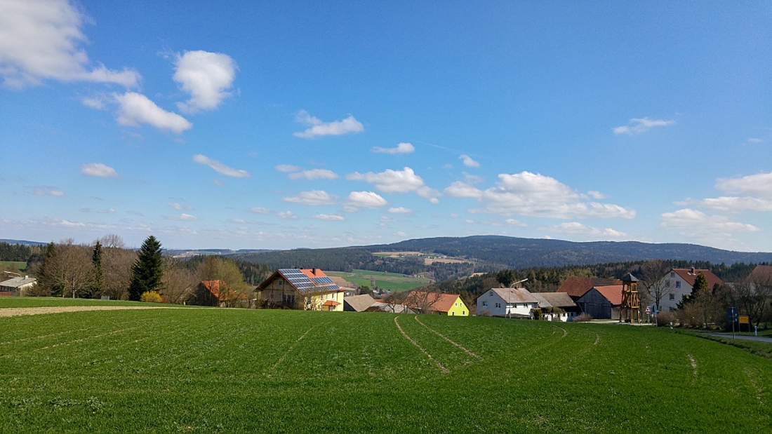 Foto: Martin Zehrer - Im Vordergrund das Dorf Godas, auch ZENTRUM genannt und im Hintergrund ist der Steinwald zu erkennen. <br />
<br />
Perfektes April-Wetter am 7. April 2019 