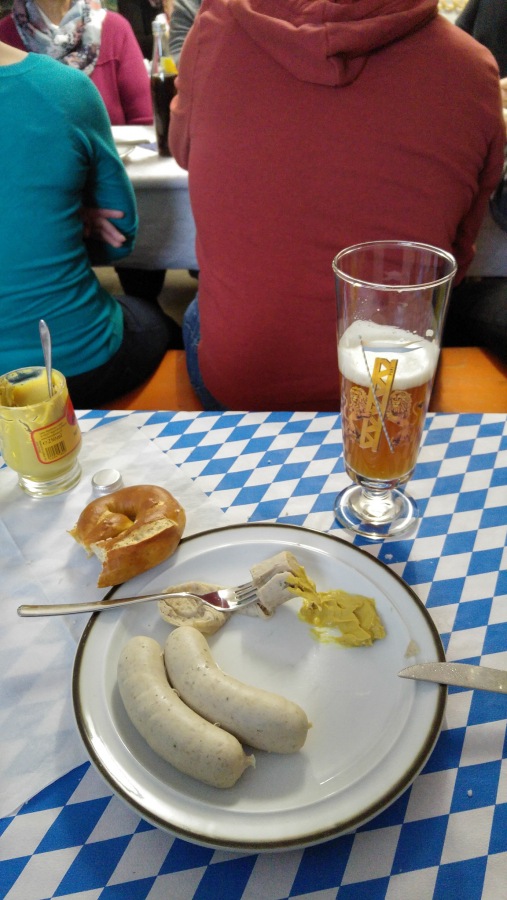 Foto: Martin Zehrer - Weißwurscht-Frühstück in Godas... Dort, wo das kulturelle Zentrum ist... ;-) 