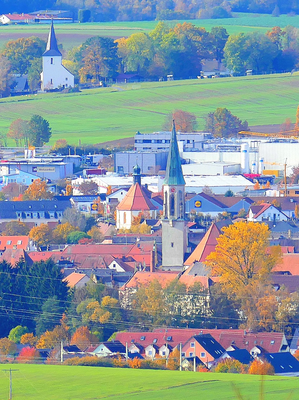 Foto: Martin Zehrer - Der Kirchturm der kemnather Kirche von Godas aus fotografiert. <br />
Im Hintergrund ist die oberndorfer Kirche zu erkennen. 