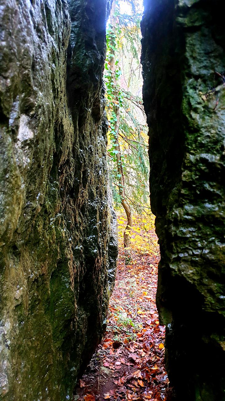 Foto: Martin Zehrer - Felsspalten Nähe der Burg Rabenstein in der Fränkischen Schweiz 