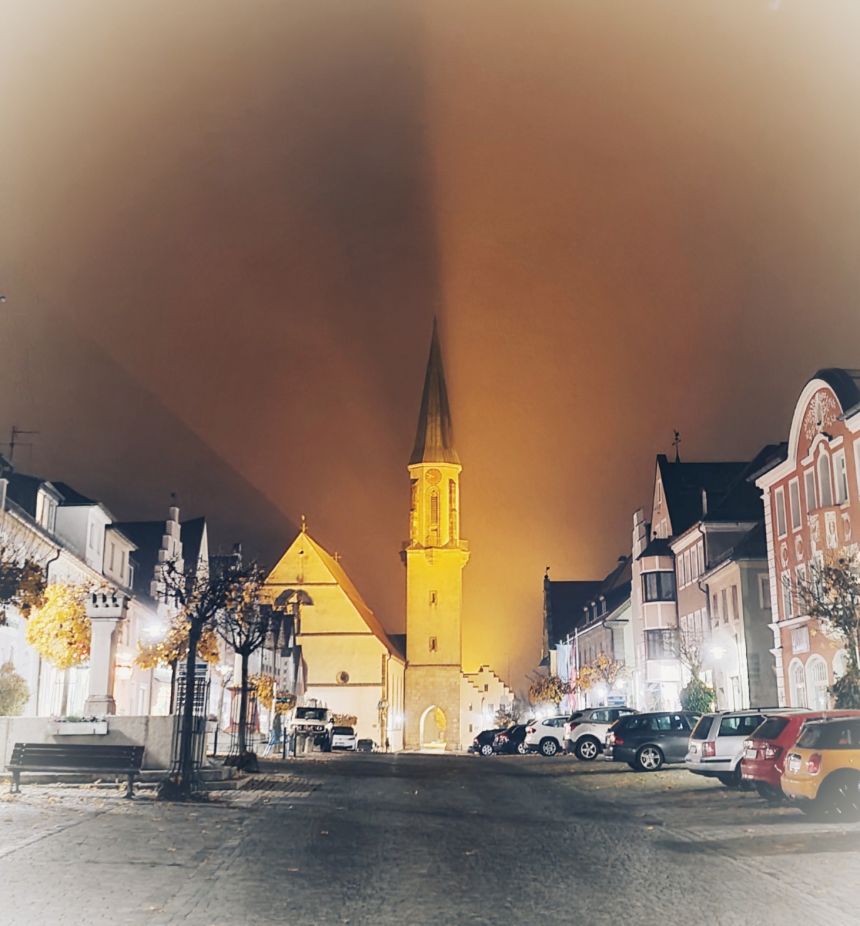 Foto: Jennifer Müller - Die kemnather Pfarrkirche Mariä Himmelfahrt mit ihrem 58 Meter hohem Turm erstrahlt im Schein der umliegenden Laternen. 