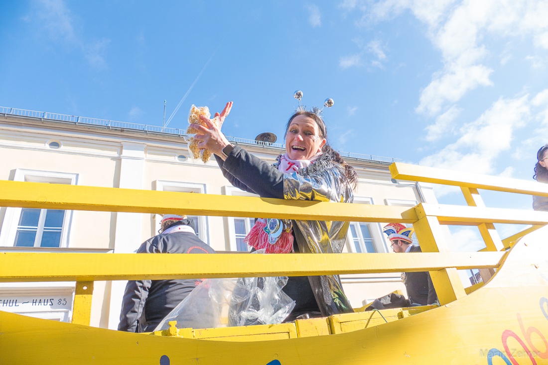 Faschingszug durch Waldeck 2026 - WCV Helau!!!

Am 15. Februar 2026 war es wieder soweit. Tausende Besucher jubelten den Narren zu, das Wetter wurde wie bestellt, wunderschön. Die Sonne strahlte und alle Menschen waren voller Faschings-Laune. WCV Helau!!!!
