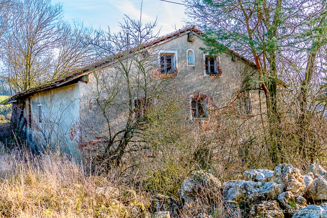 Foto: Martin Zehrer - Vorbeigewandert... Ein altes Haus an der Wanderroute Richtung Neuhaus bei Schorndorf. Es steht vermutlich schon sehr lange leer. Der Hausheilige war aber noch an seinem P 