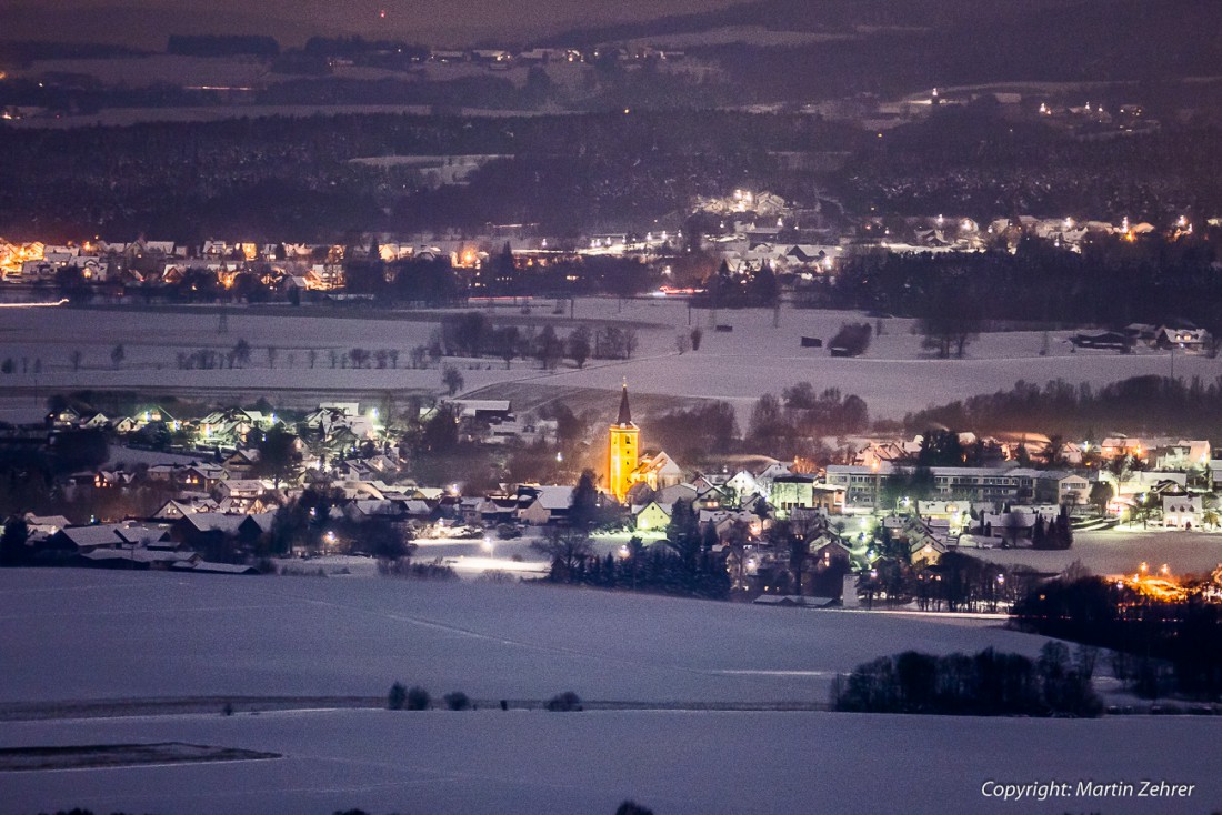 Foto: Martin Zehrer - Die Kirche von Kulmain. Der Blick geht vom Zisslerwald über Godas hinein ins Kulmainer Land. Die Ortschaft im Hintergrund ist Immenreuth. 