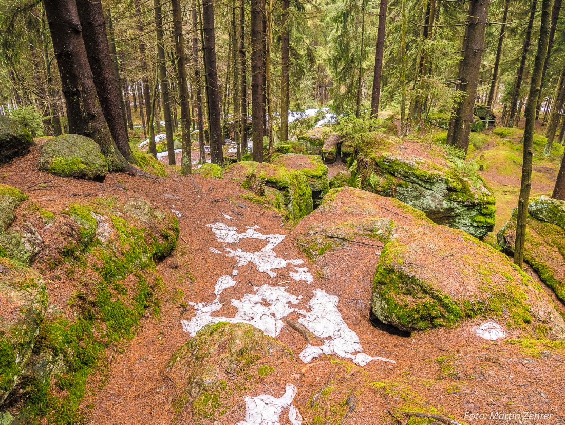 Foto: Martin Zehrer - Im Wald vorm Fichtelsee: Man kann den Felshaufen besteigen und darauf herumturnen...  