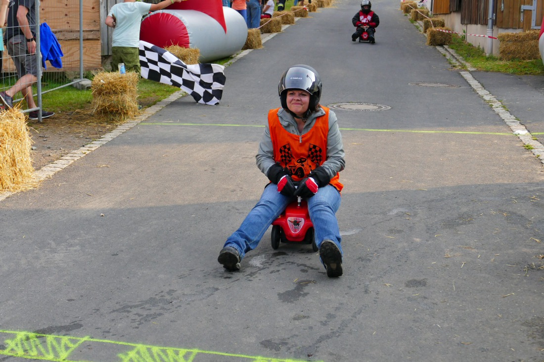 Foto: Martin Zehrer - Genial - Die legendären Bobbycar Meisterschaft in Preißach. <br />
"Den of Vice" veranstaltete heute das 3. Bobbycar-Rennen durch die Ortschaft Preißach. <br />
Zig Starter rasten  